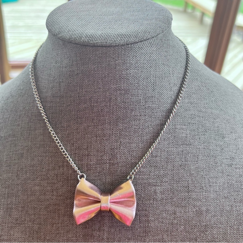🍭6/$30 Pink metallic bow necklace on silver tone chain